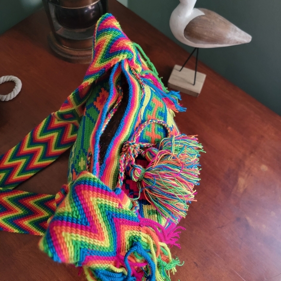 Wayuu Handmade Columbian Bucket Bag Multicolor - Picture 9 of 13